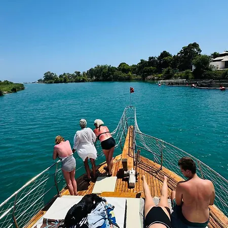 Apollon Boat Tour 船上ホテル