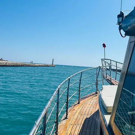 Apollon Boat Tour 船上ホテル